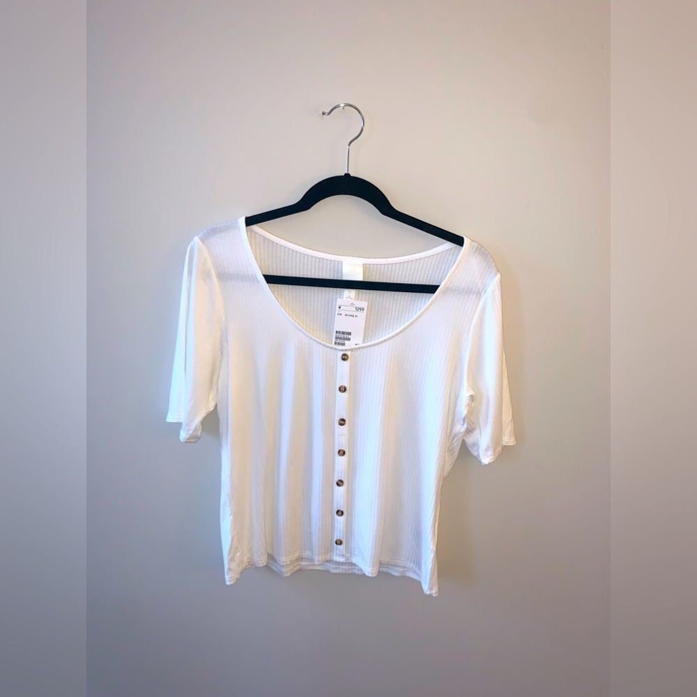 White Ribbed Button Front Scoop Neck Short Sleeve Size L